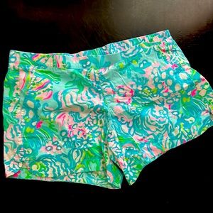 Lilly Pulitzer size medium excellent condition pull on shorts